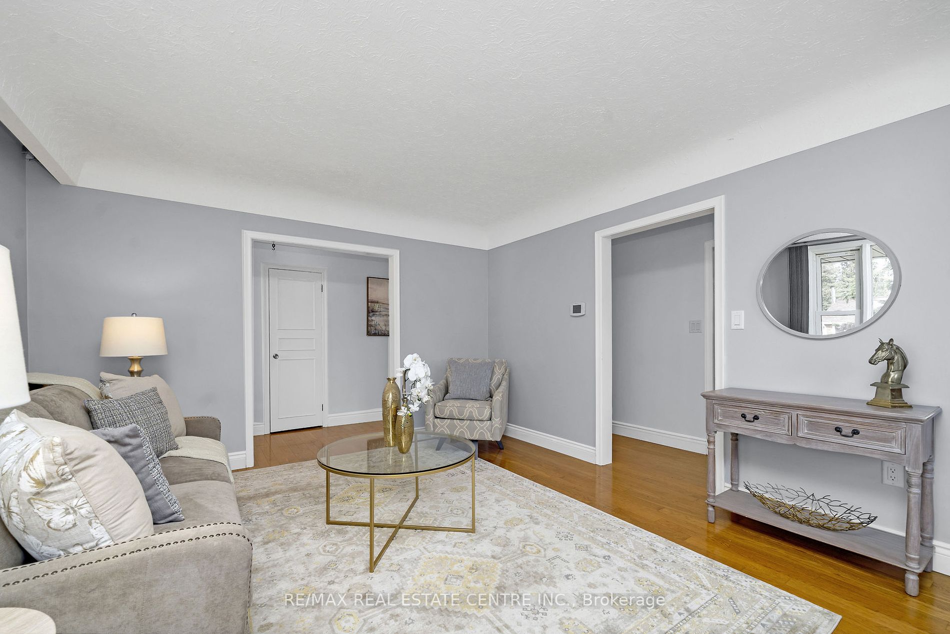 9 Dundas St E