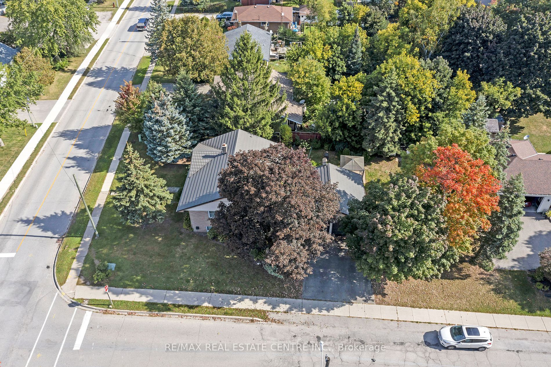 9 Dundas St E