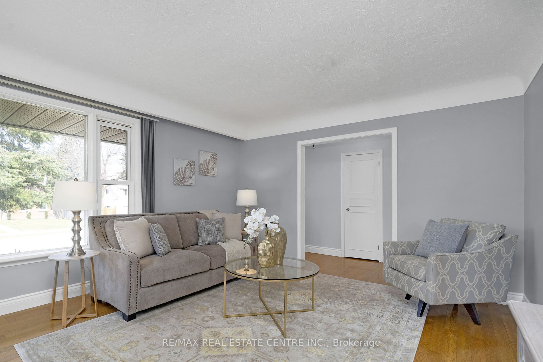 9 Dundas St E