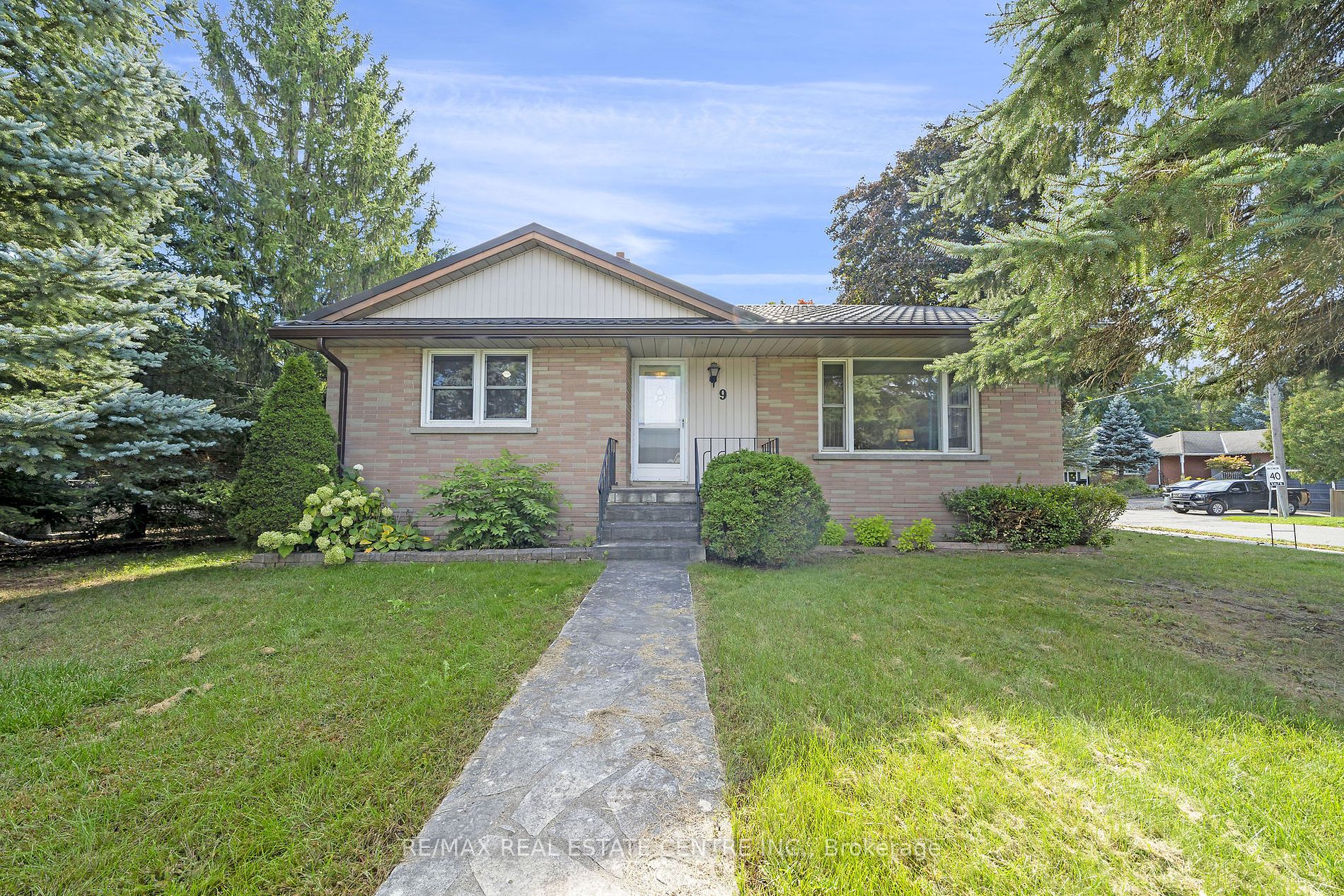 9 Dundas St E