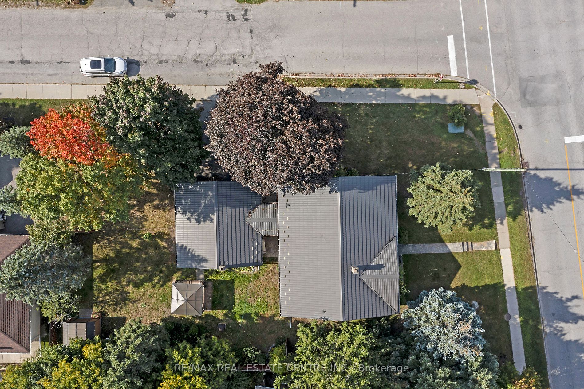 9 Dundas St E