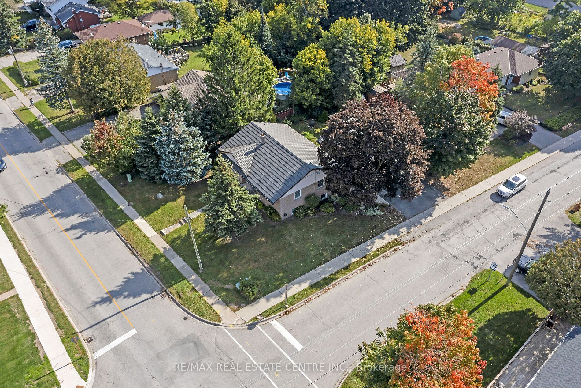 9 Dundas St E