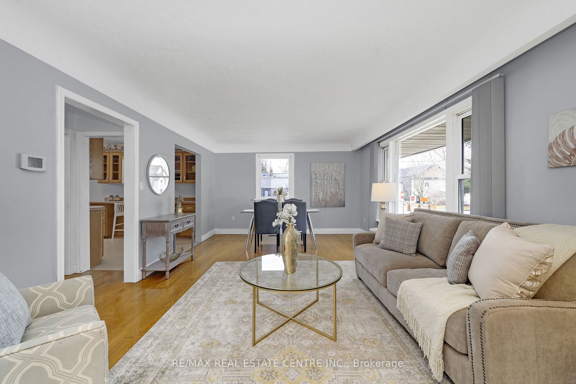 9 Dundas St E