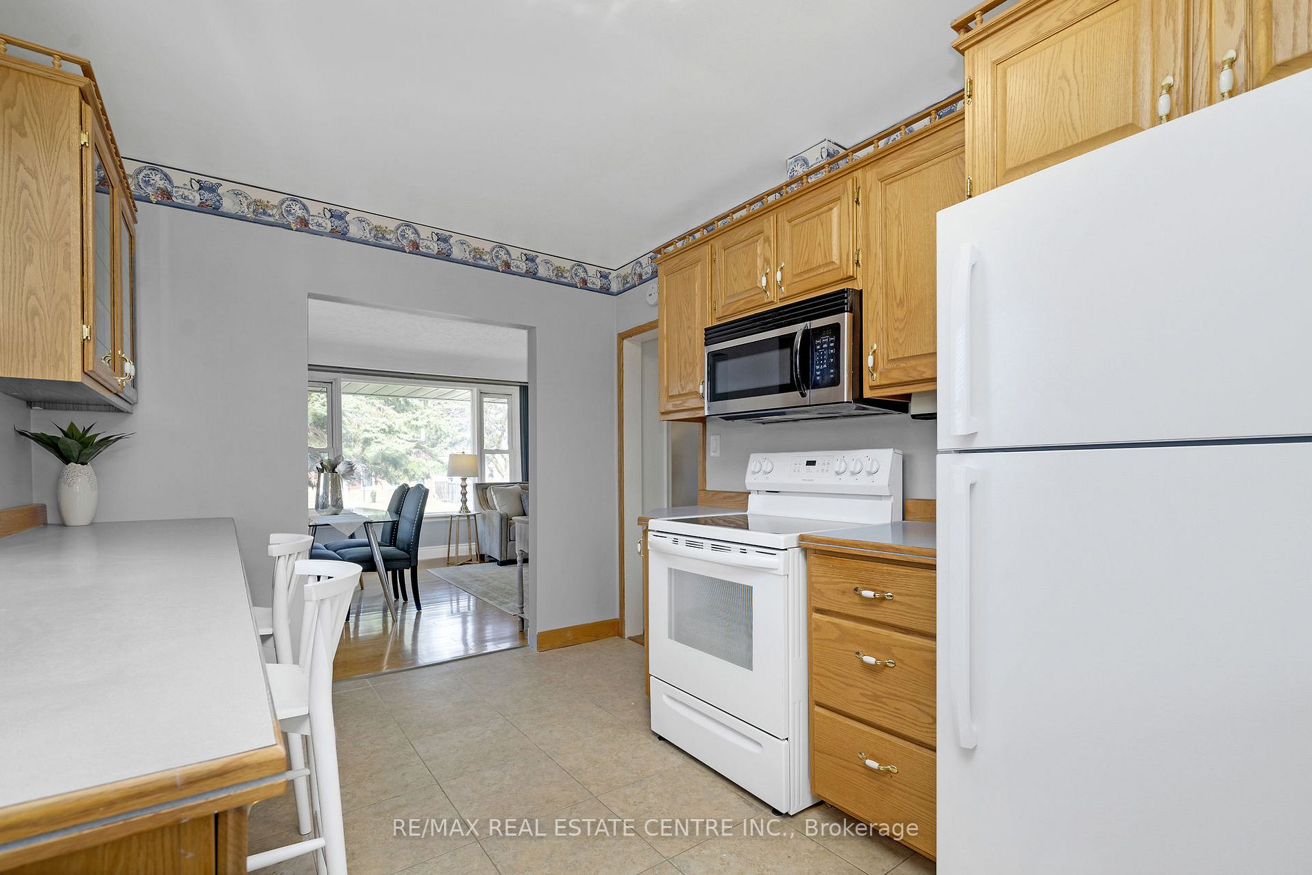 9 Dundas St E