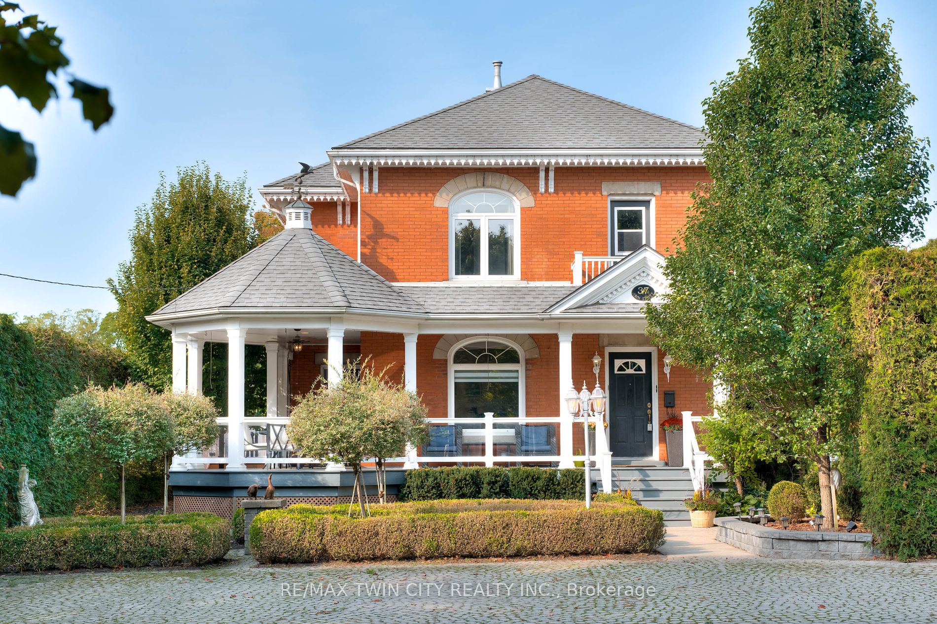 37 John St