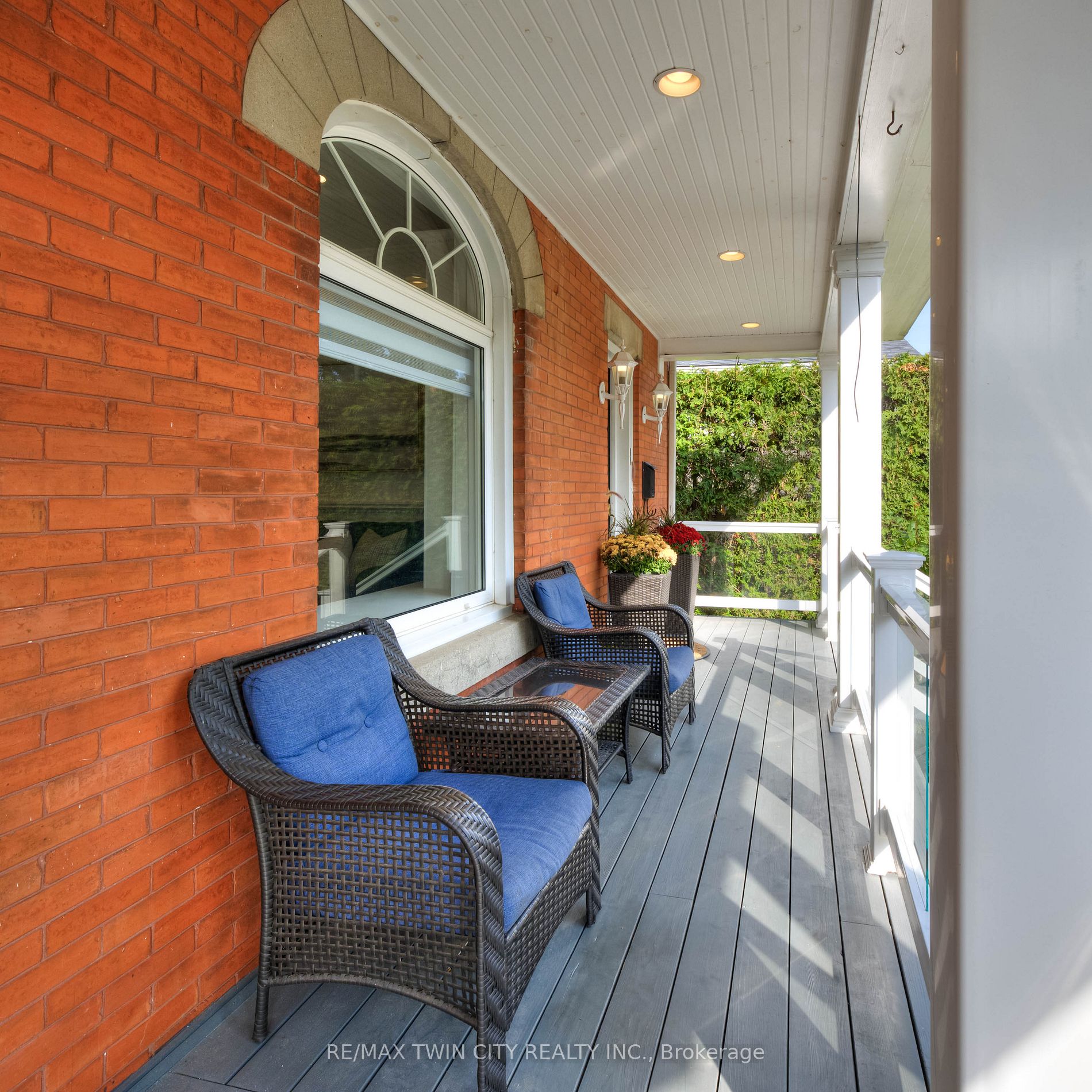 37 John St