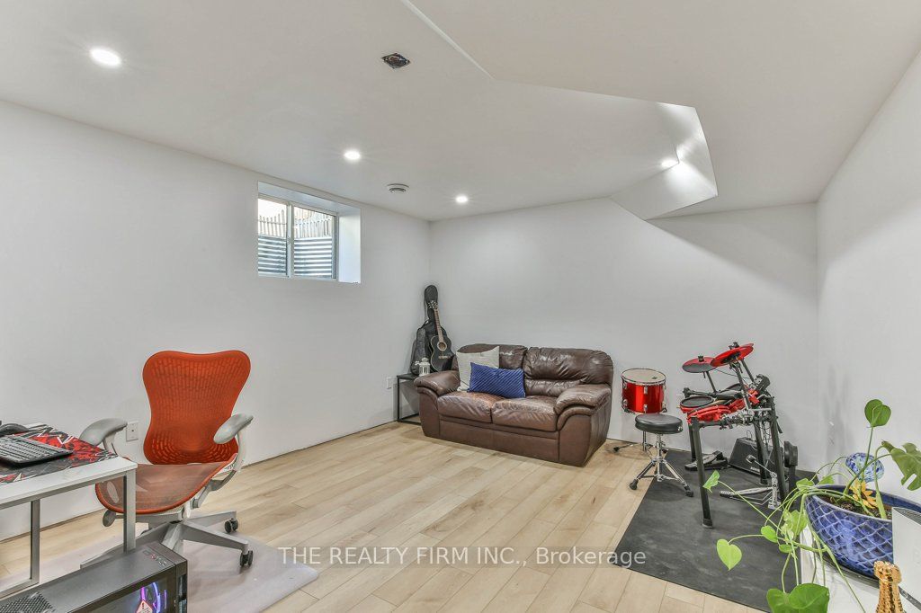 153 Collins Way