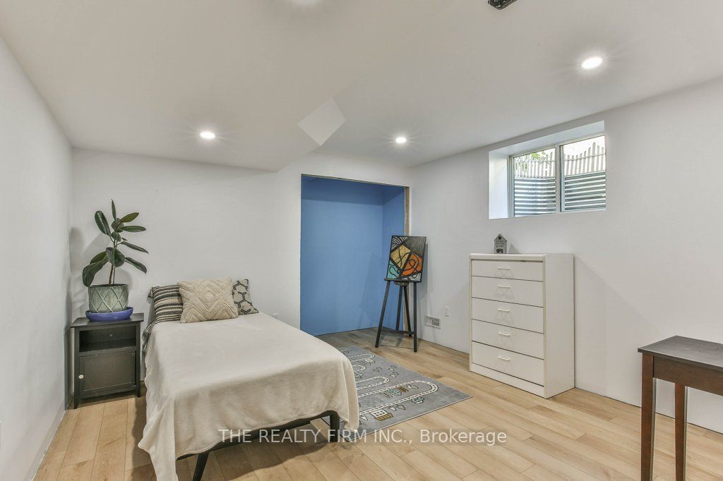 153 Collins Way