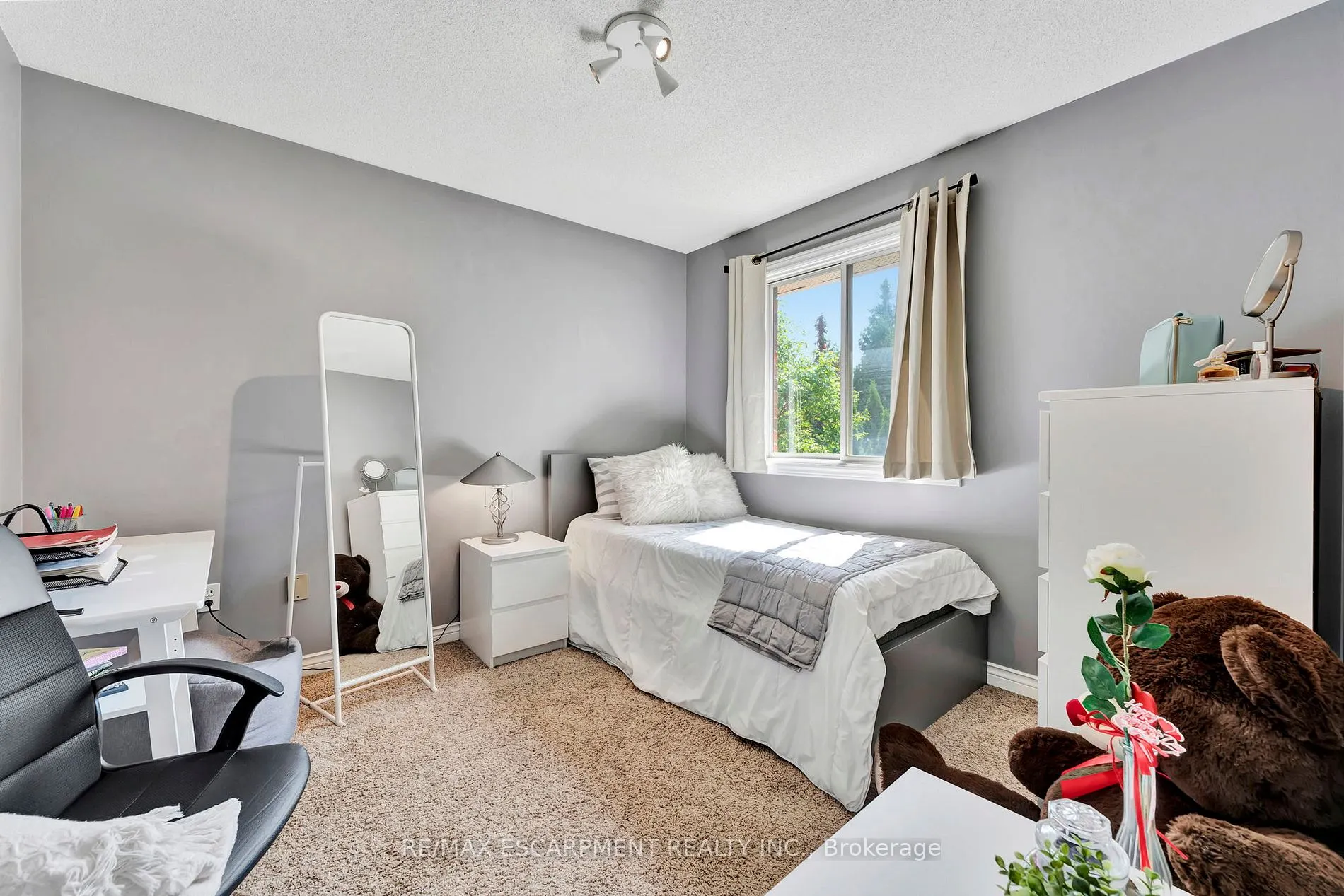 19 Falconridge Dr