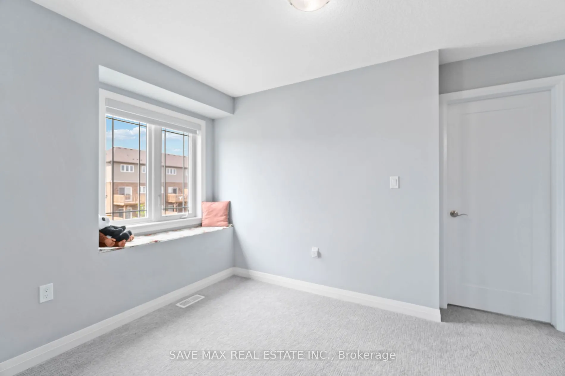 126 Laguna Village Cres