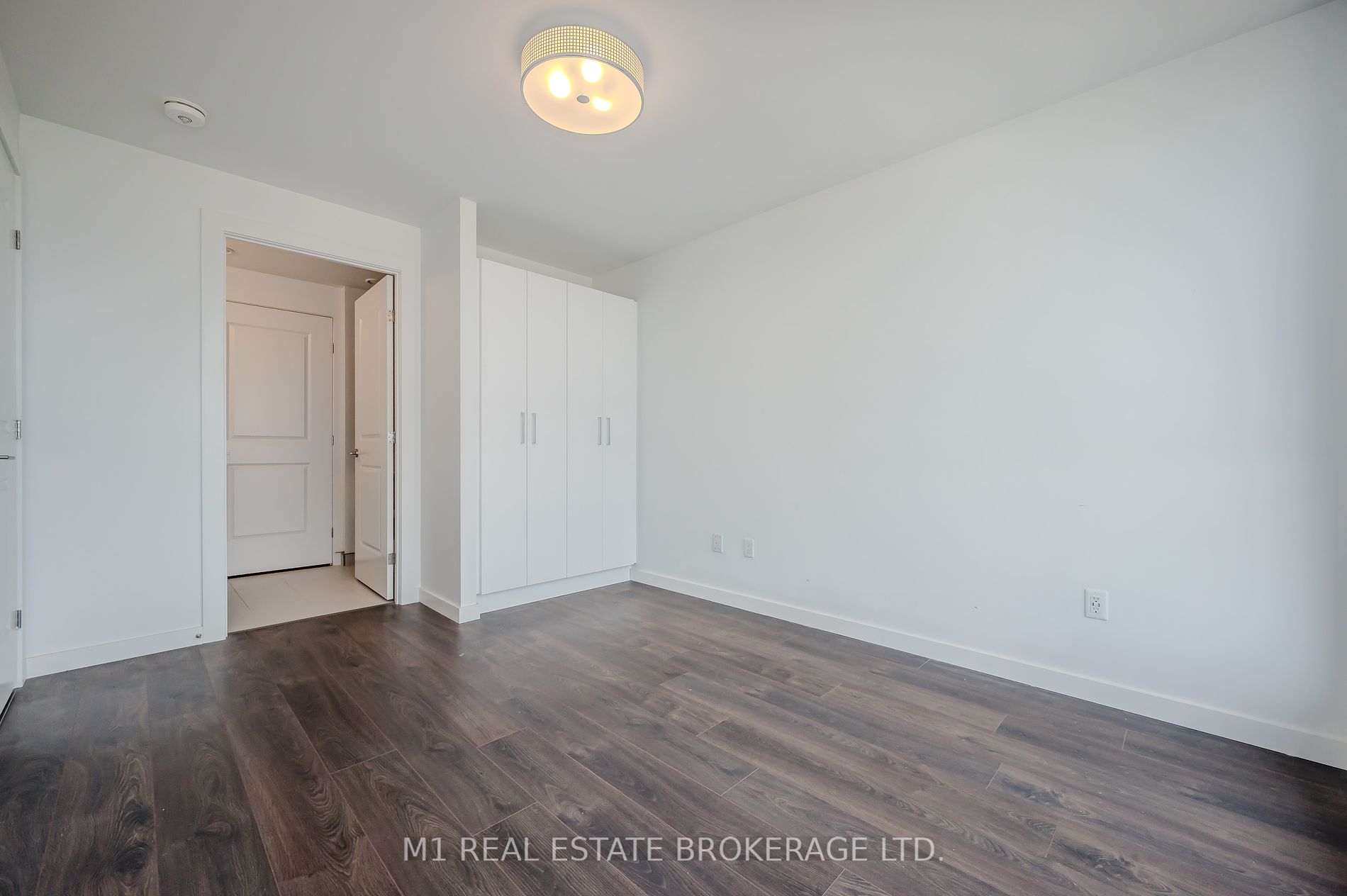 181 King St S, #1503