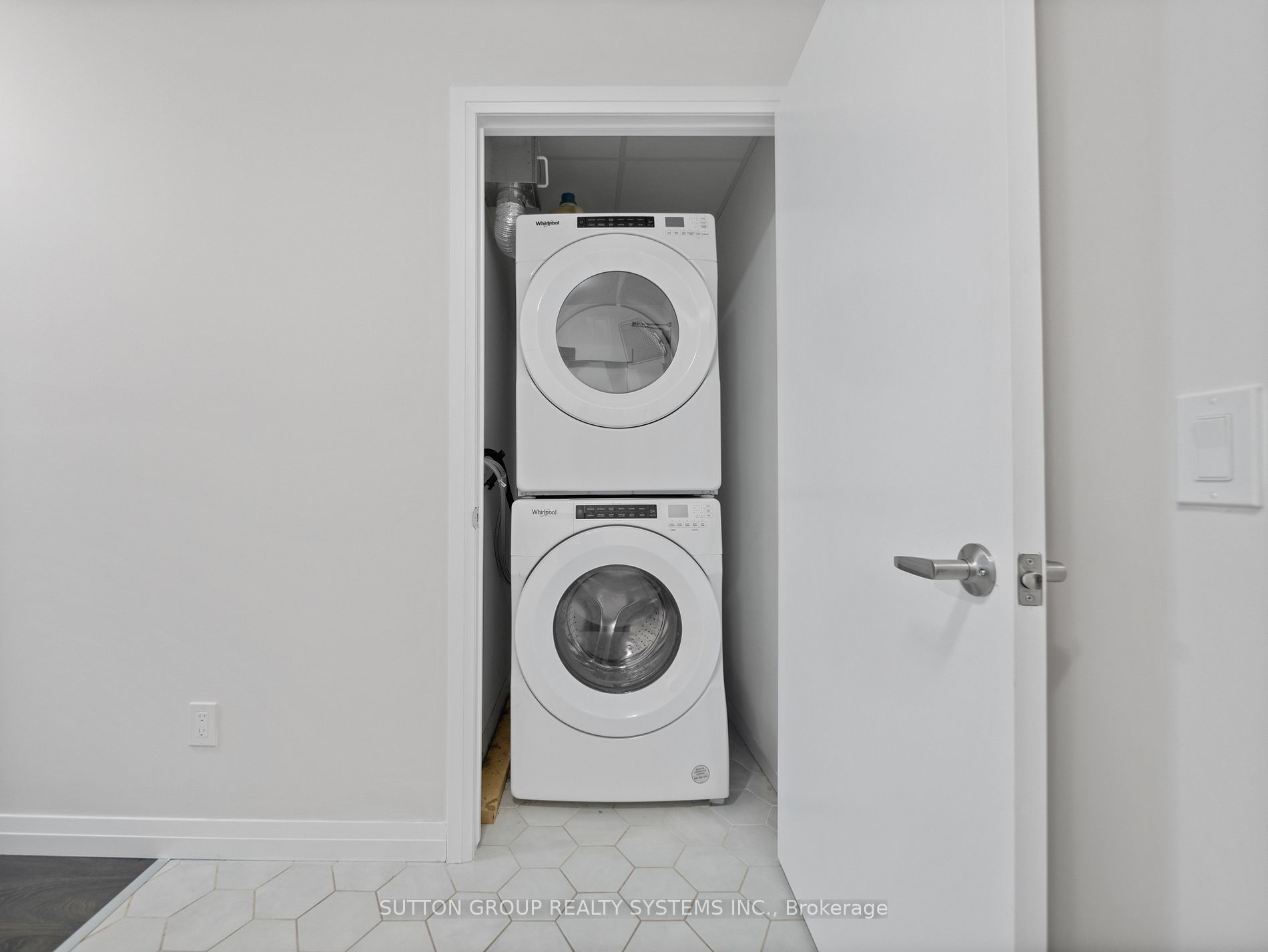 108 Garment St, #404