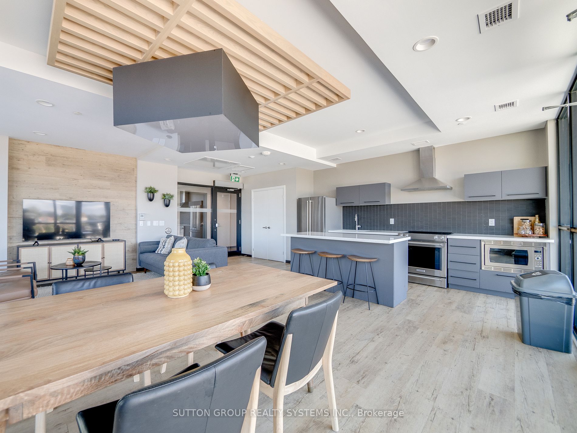108 Garment St, #404