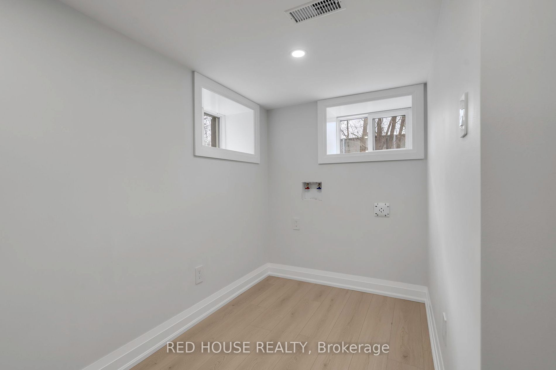 10 Bayside Ave