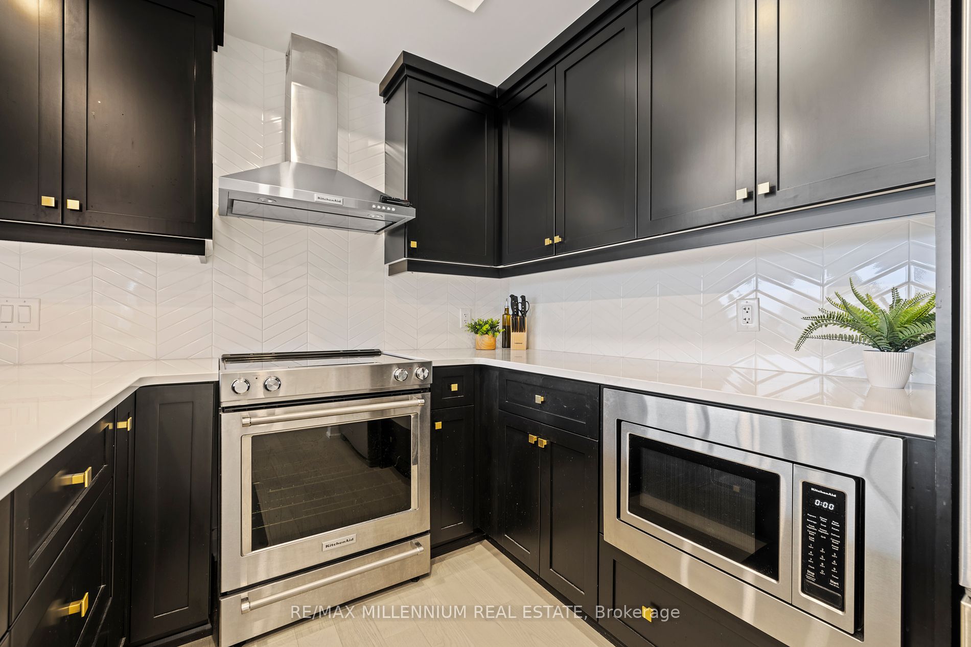 71 Wyndham St S, #408