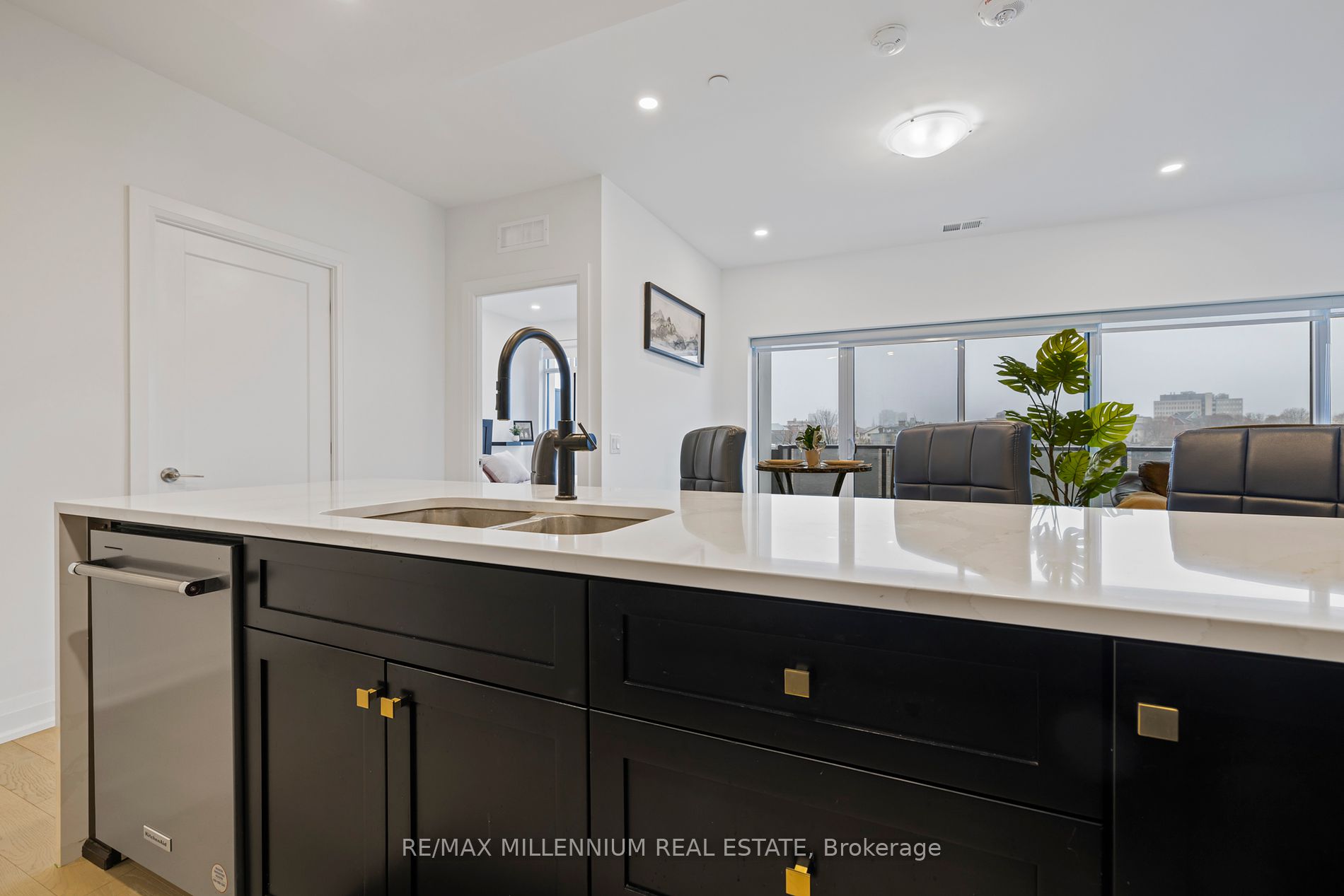71 Wyndham St S, #408