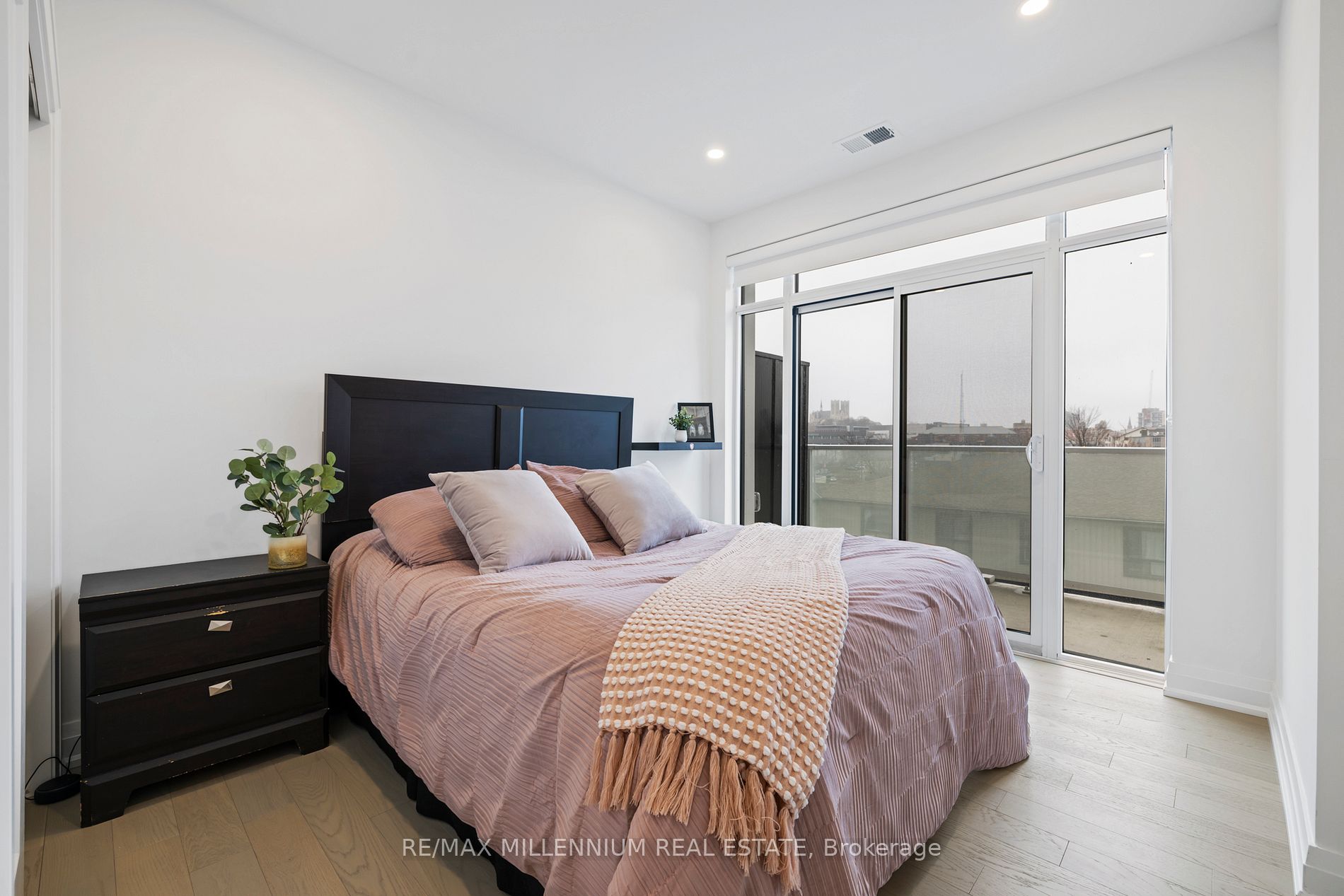 71 Wyndham St S, #408