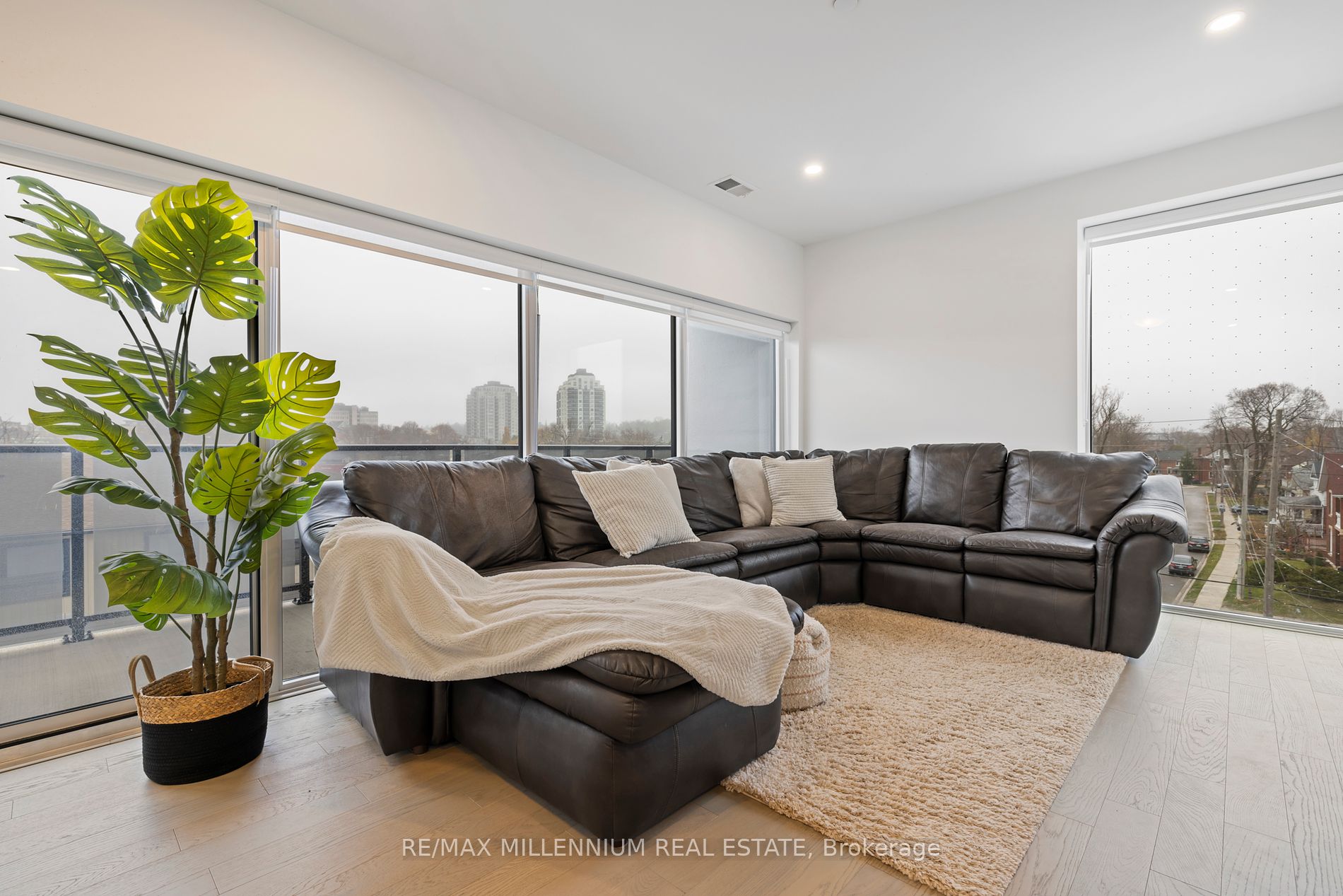 71 Wyndham St S, #408