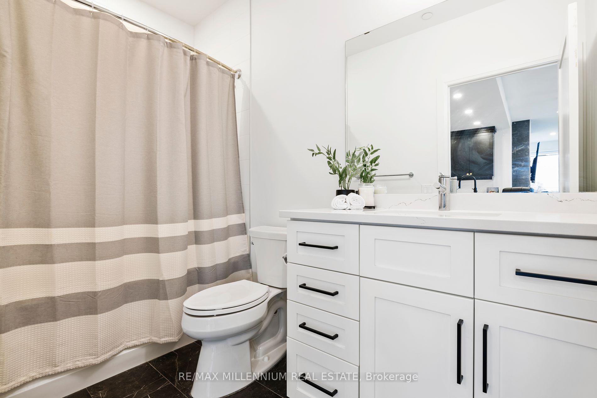71 Wyndham St S, #408