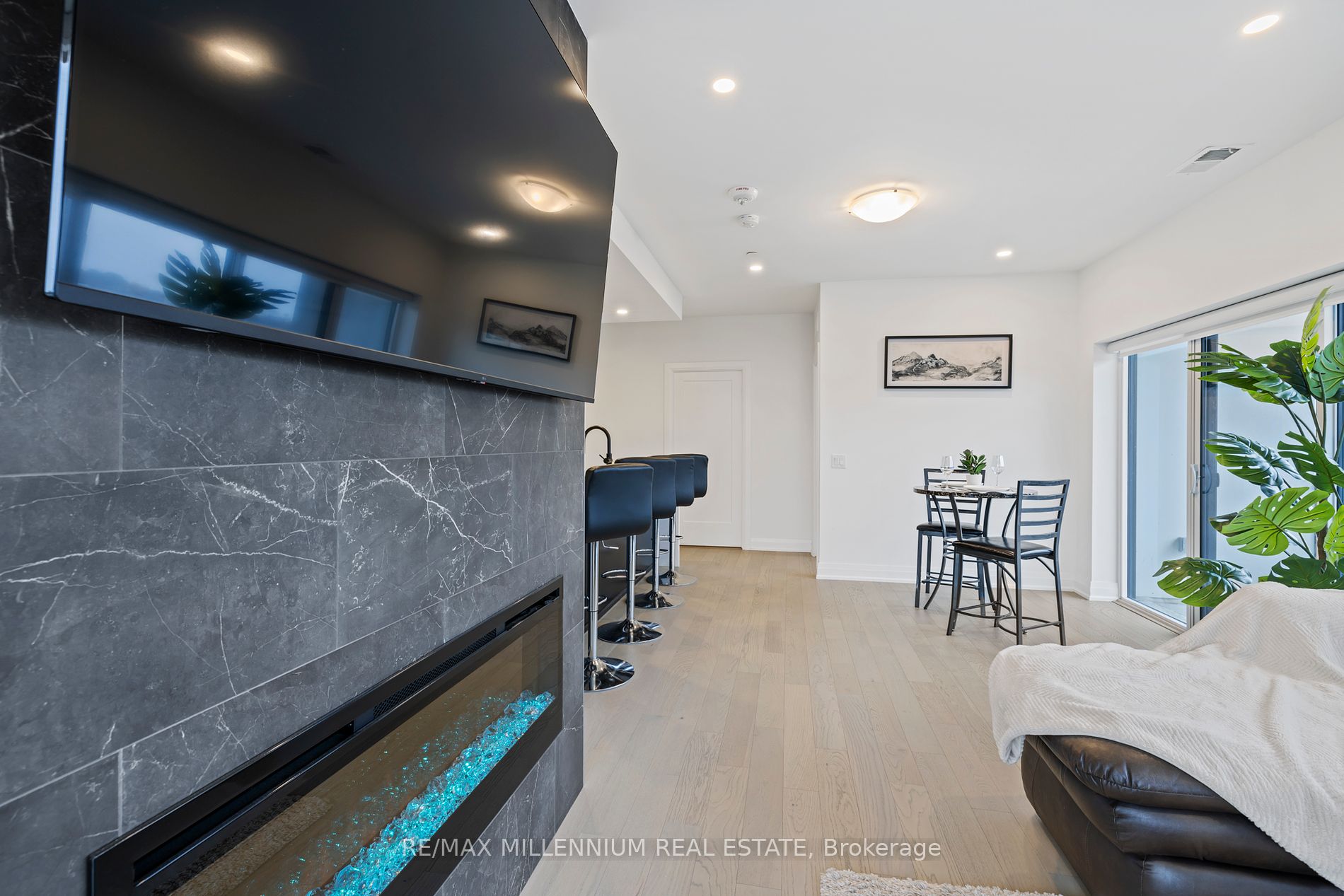 71 Wyndham St S, #408