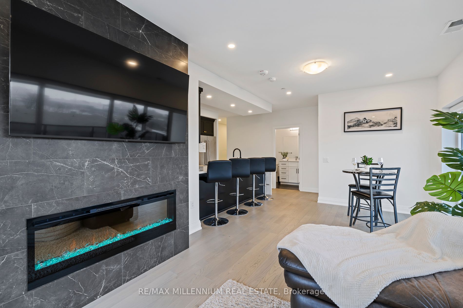 71 Wyndham St S, #408