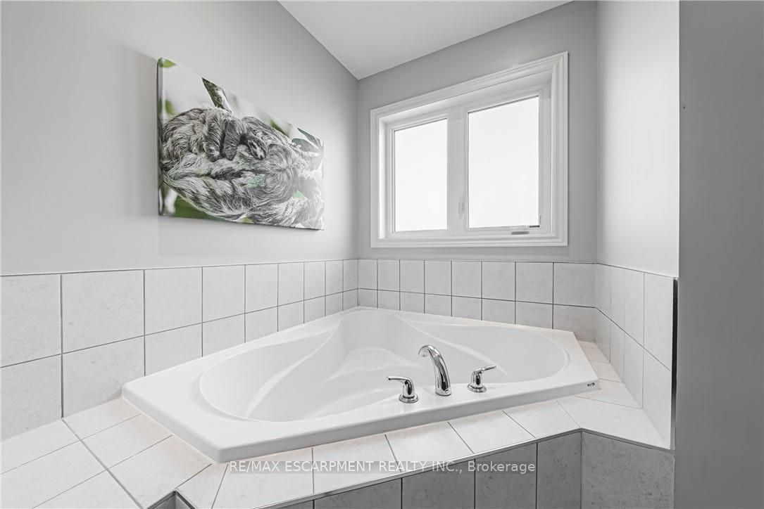 51 Narbonne Cres