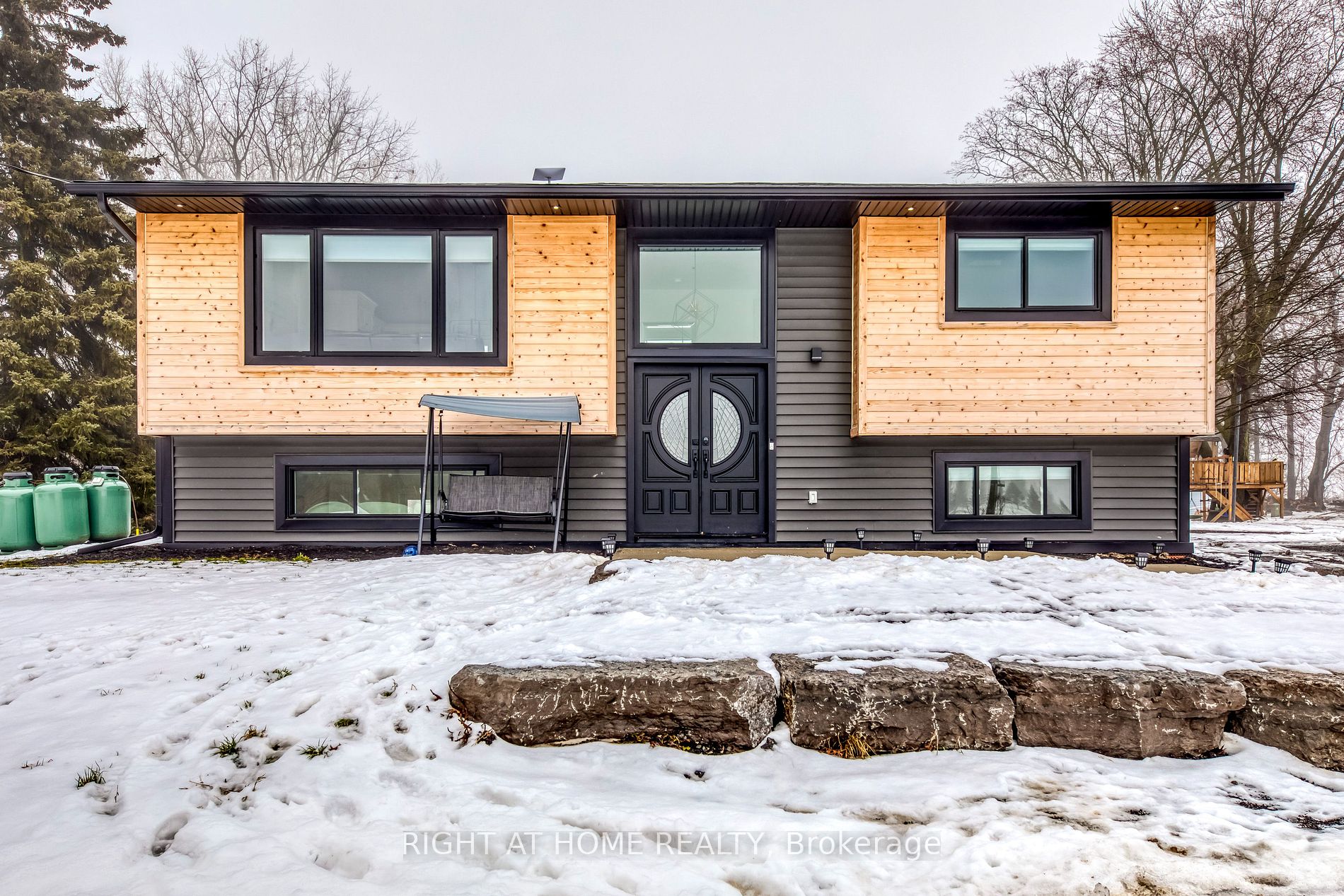 146 7th Concession Rd E
