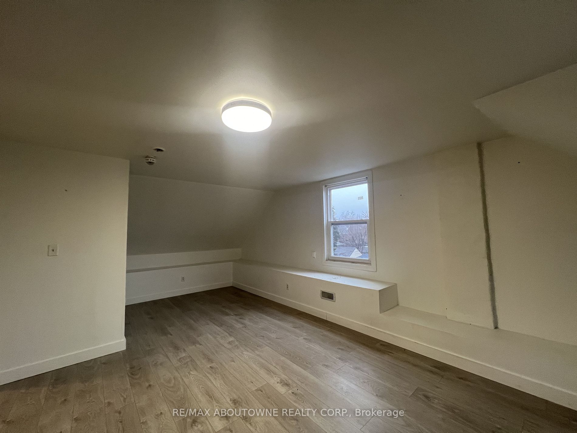 49 Fairleigh Ave S