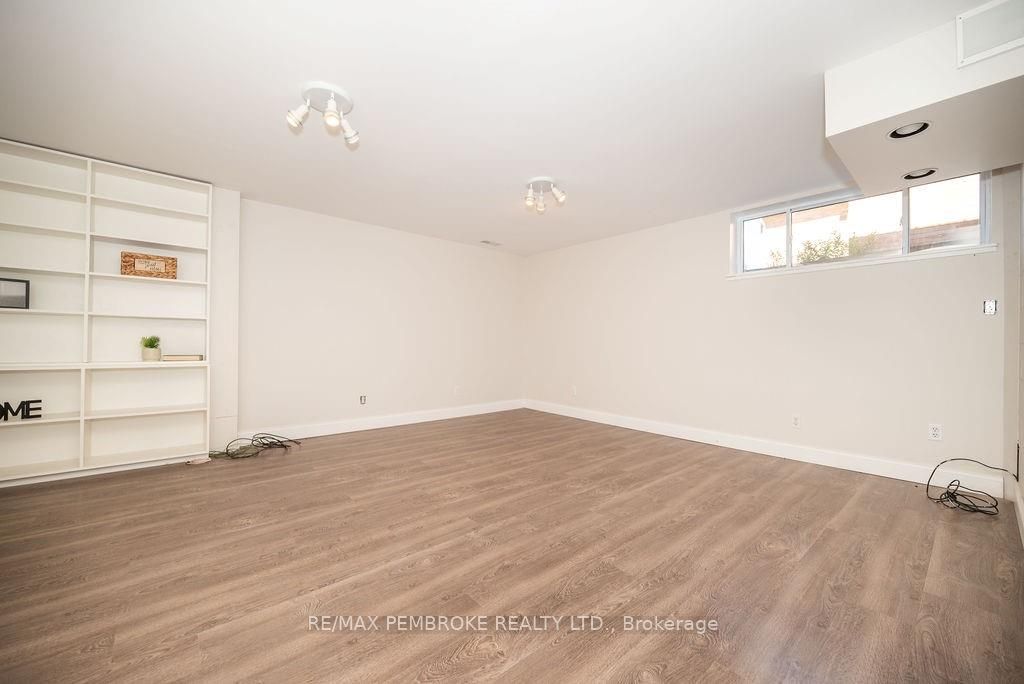 58 FRONTENAC Cres
