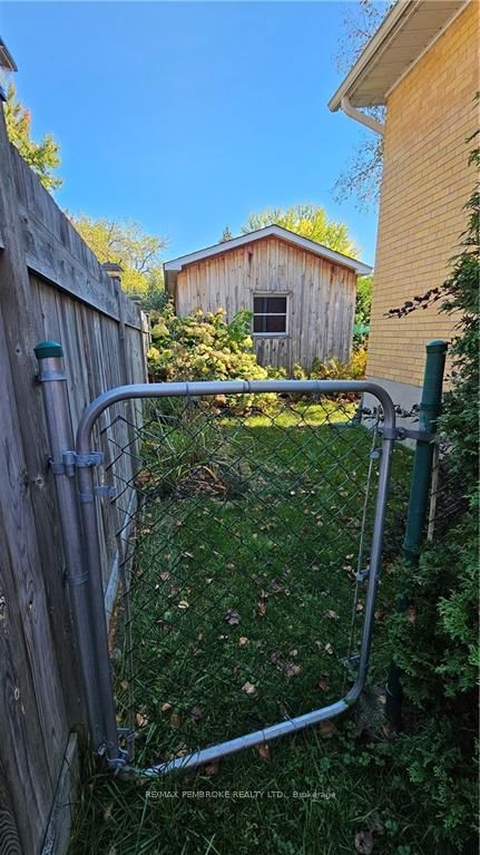 58 FRONTENAC Cres