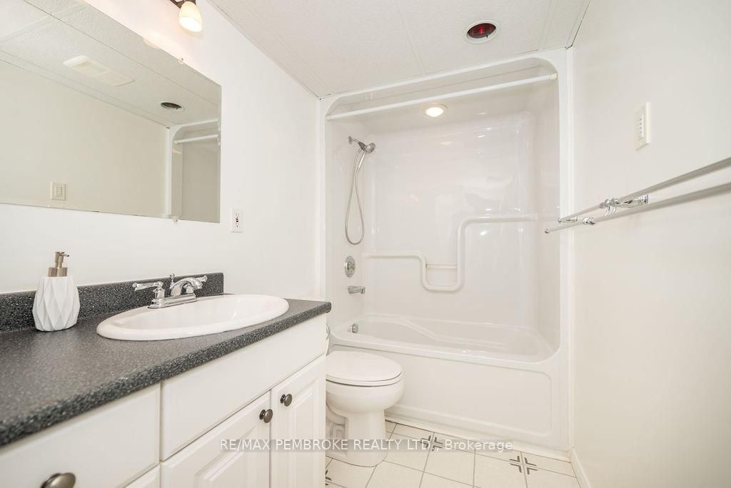 58 FRONTENAC Cres