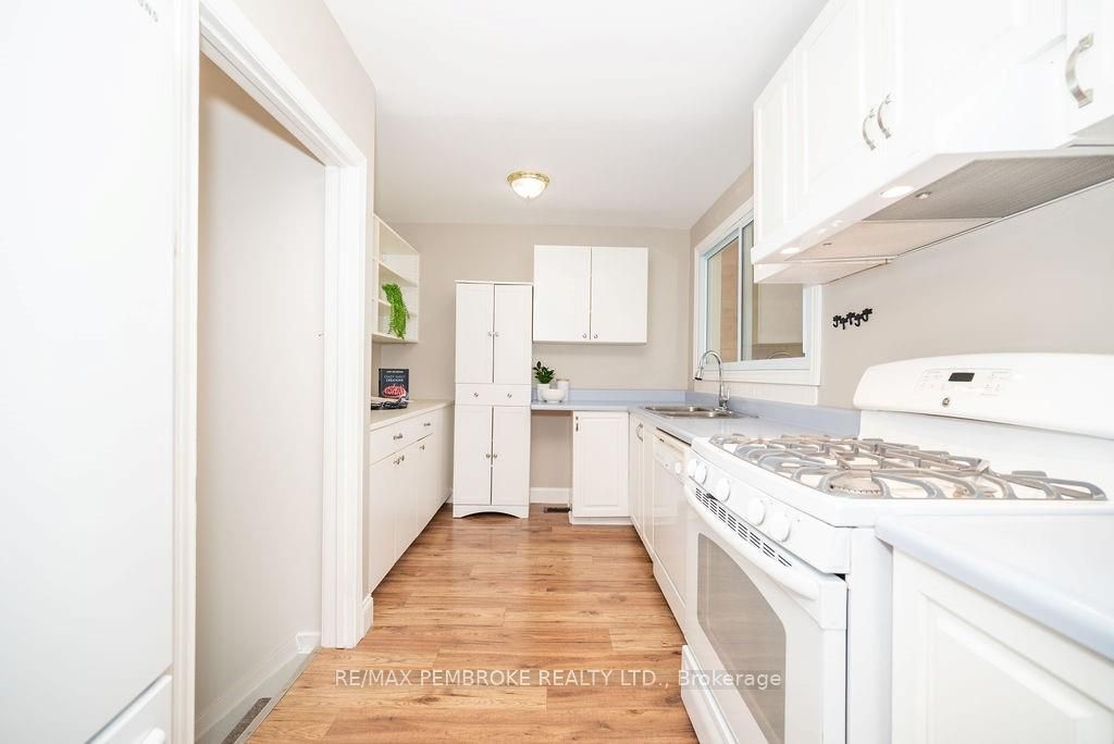 58 FRONTENAC Cres