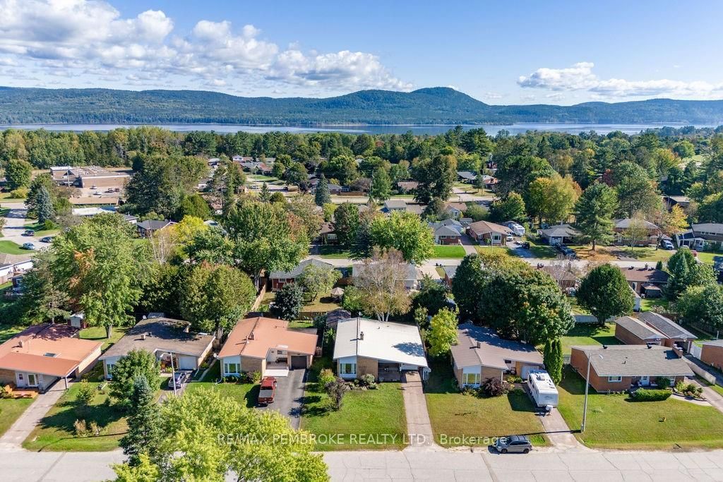 58 FRONTENAC Cres