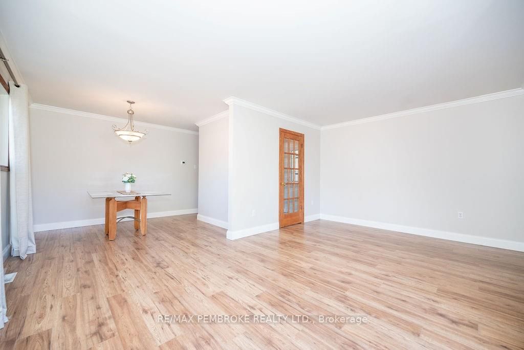 58 FRONTENAC Cres