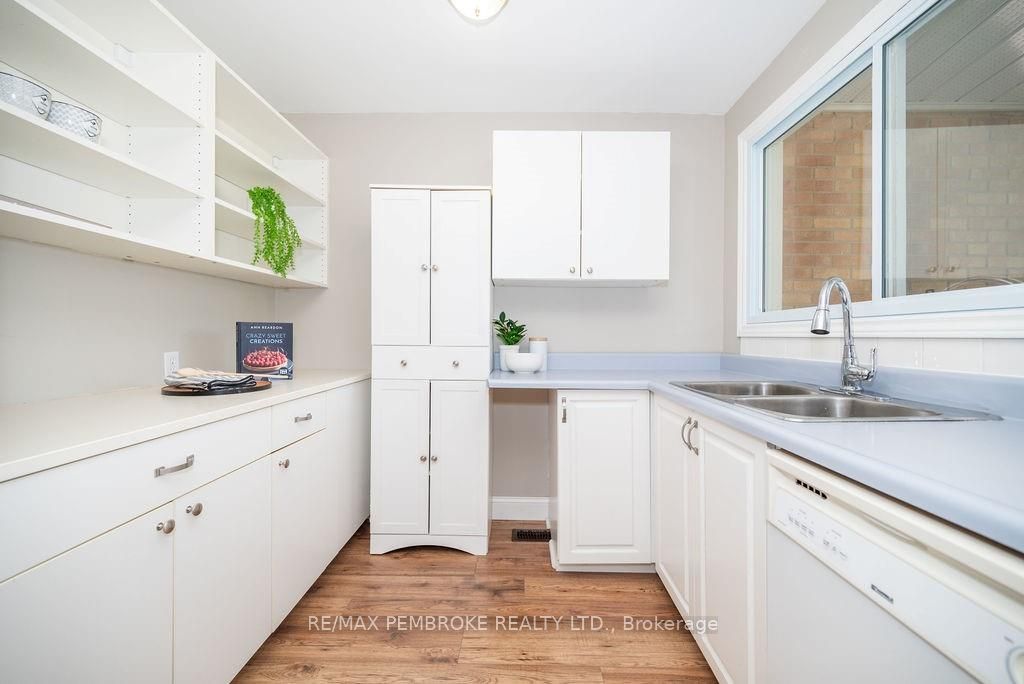 58 FRONTENAC Cres