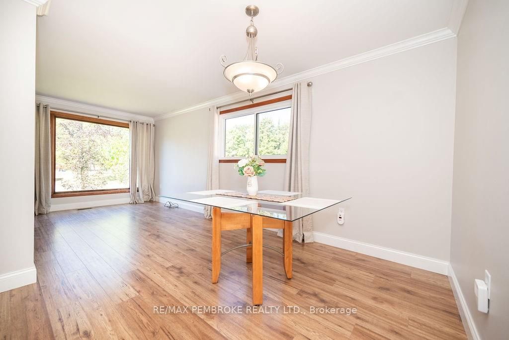 58 FRONTENAC Cres