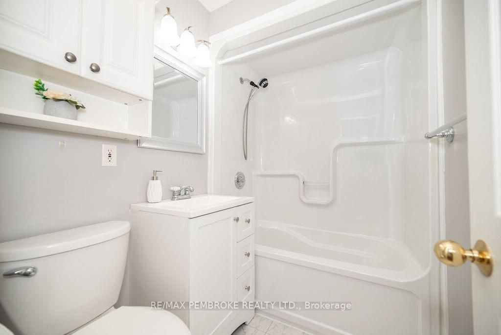58 FRONTENAC Cres