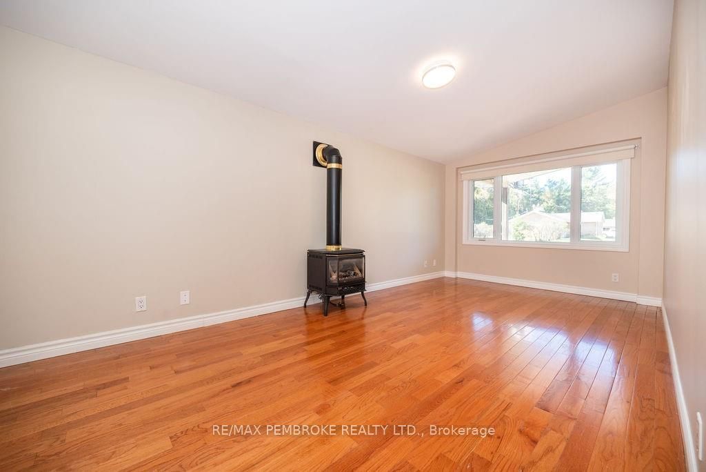 58 FRONTENAC Cres