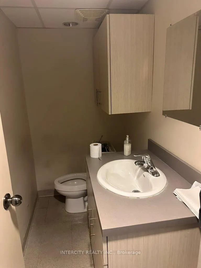 627 Bloor Street W, #2nd Flr
