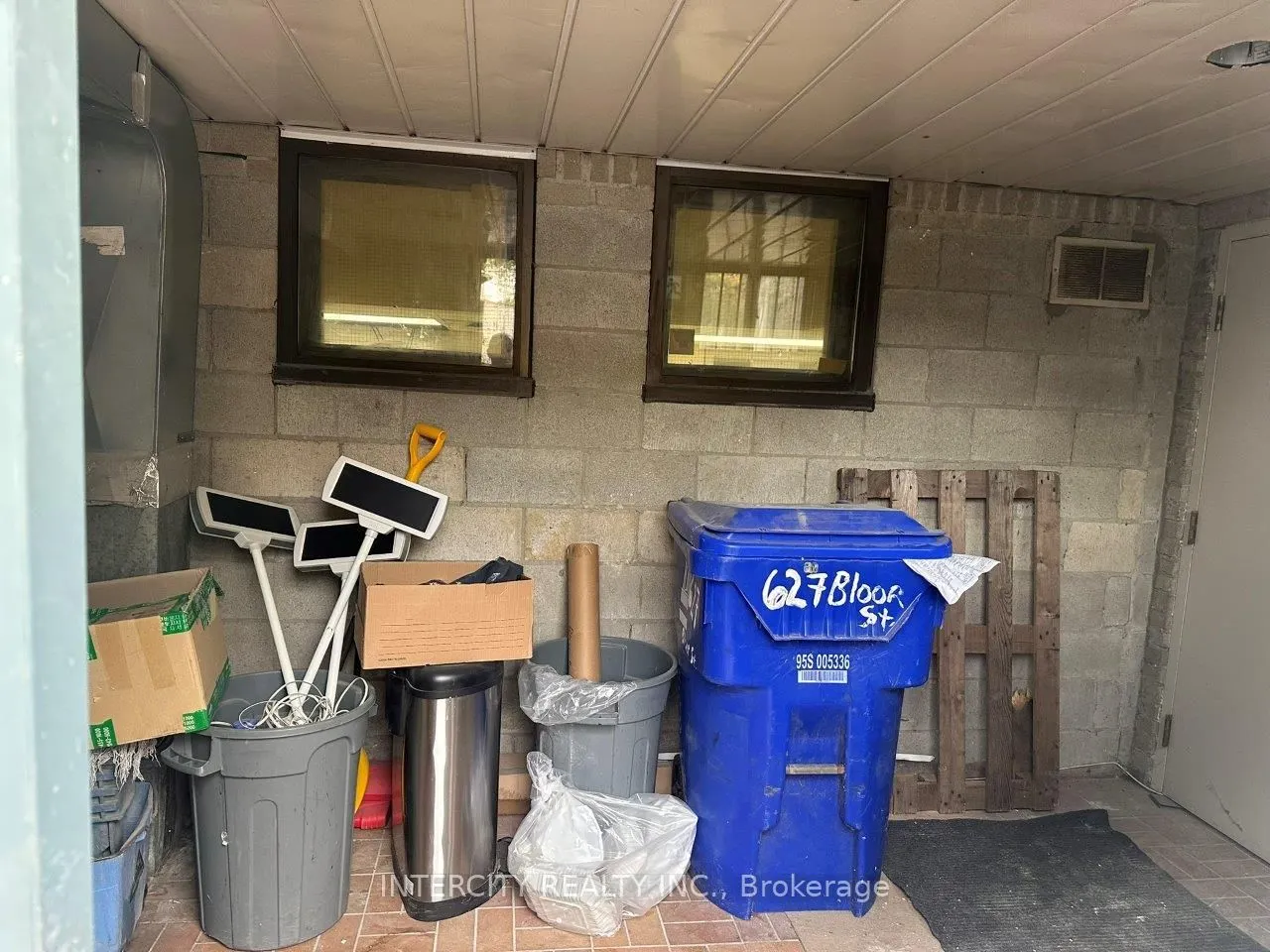 627 Bloor Street W, #2nd Flr