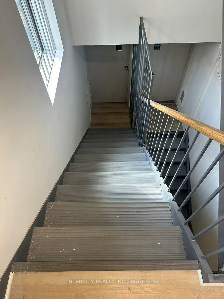 627 Bloor Street W, #2nd Flr