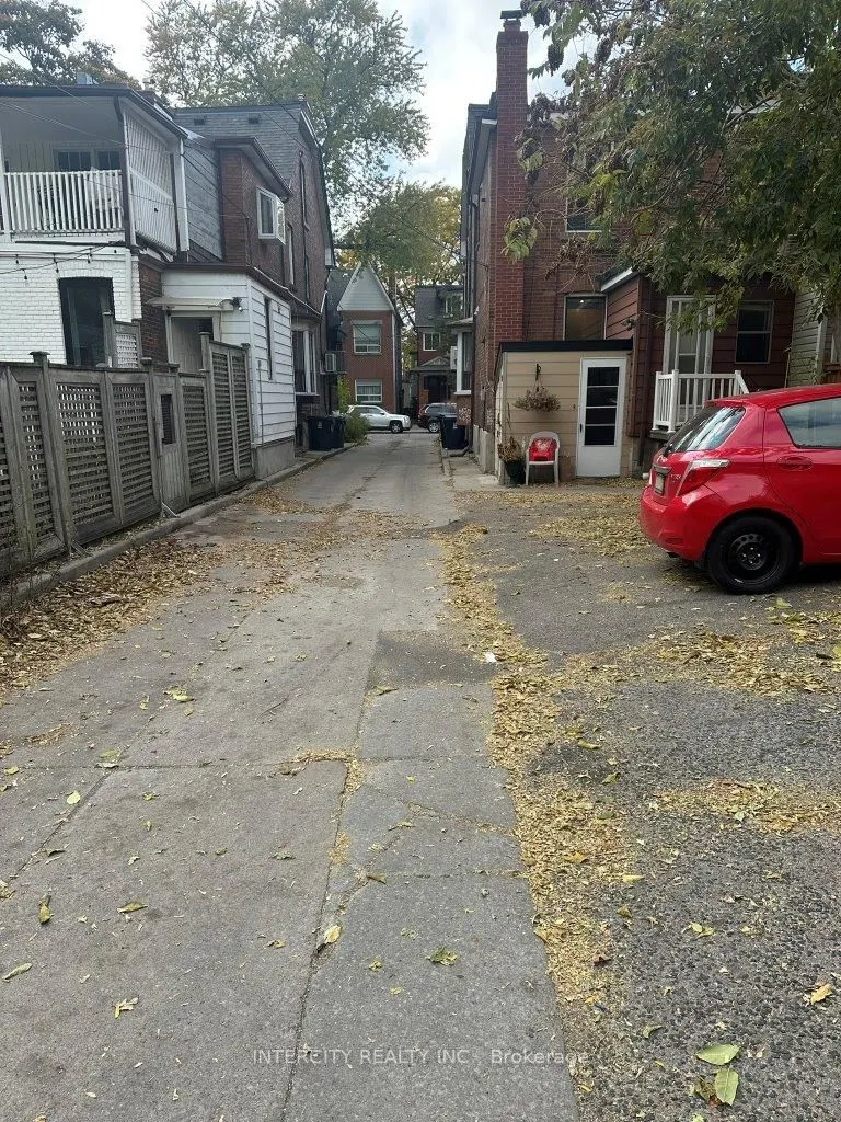 627 Bloor Street W, #2nd Flr