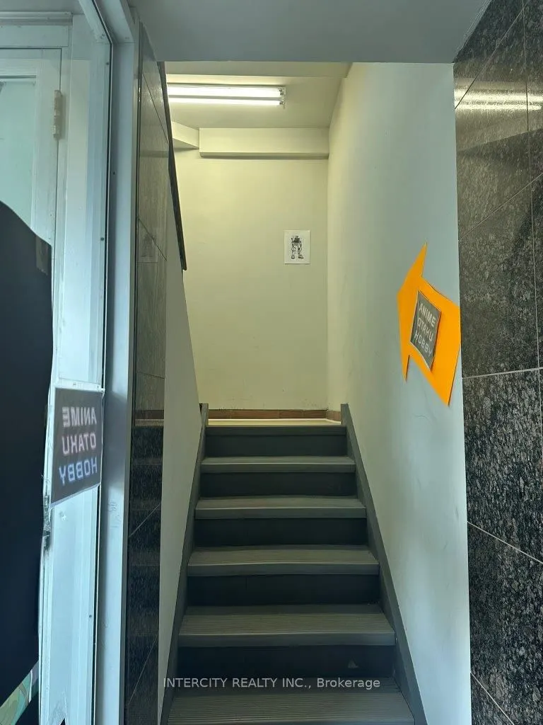 627 Bloor Street W, #2nd Flr