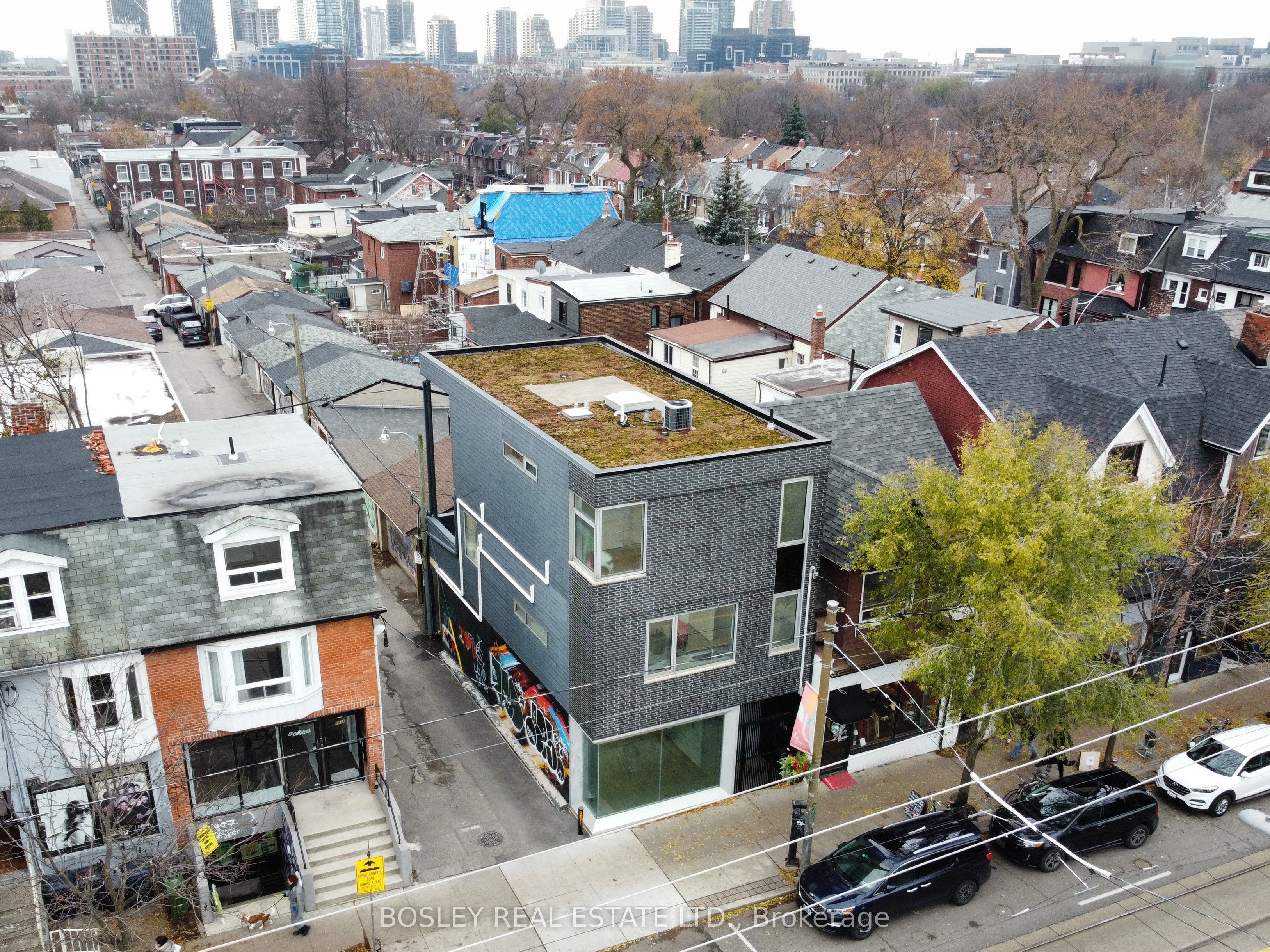 899 Dundas Street W