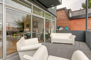 899 Dundas Street W