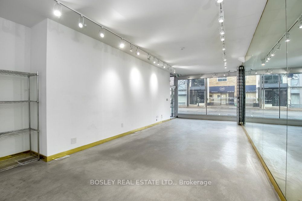 899 Dundas Street W