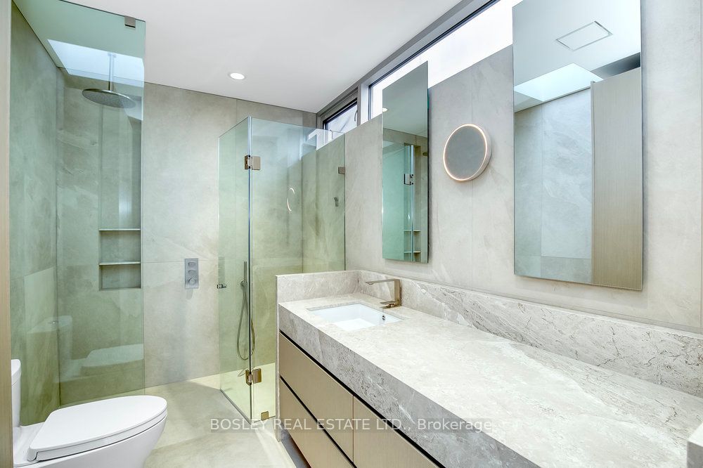 899 Dundas Street W