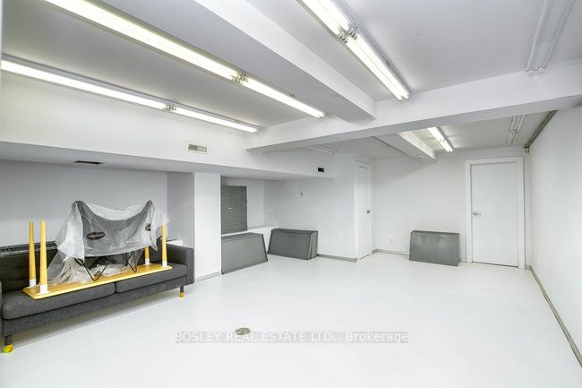 899 Dundas Street W