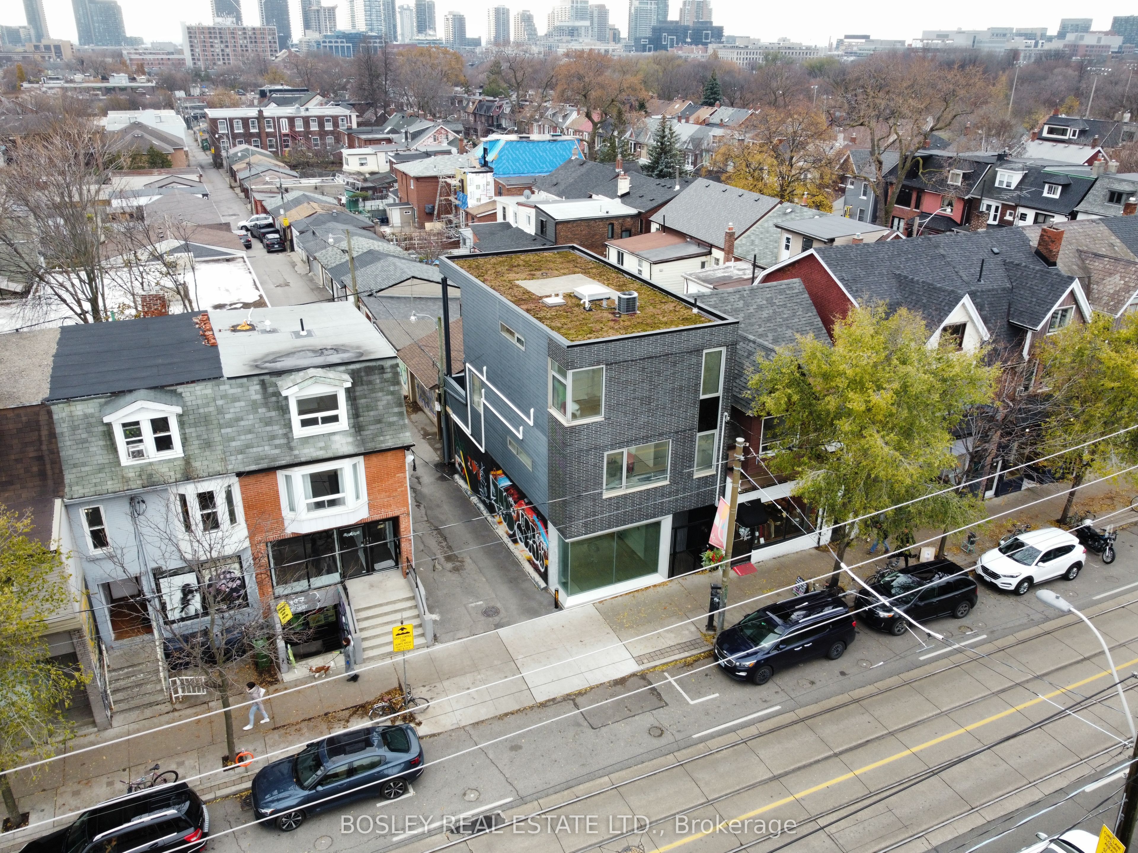 899 Dundas Street W