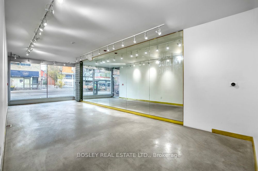 899 Dundas Street W